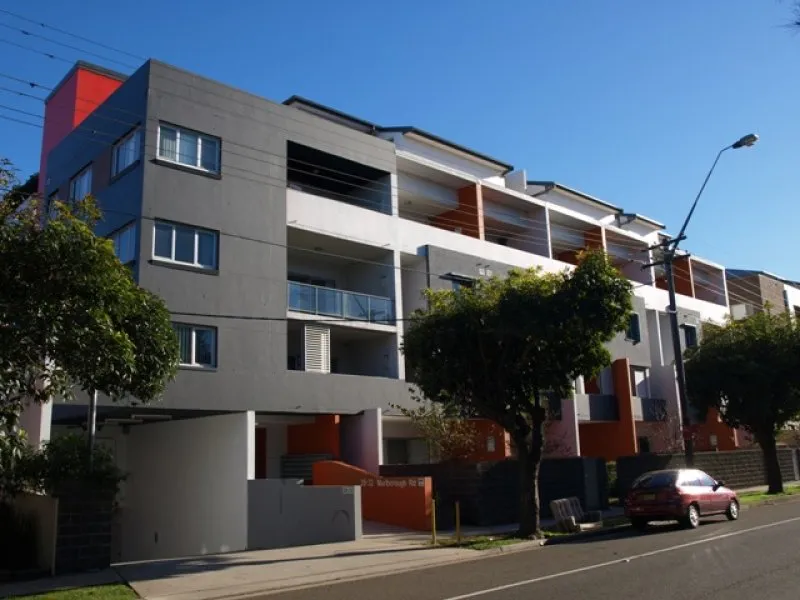 .TWO  LEVEL, TWO BEDD, TWO BATH UNIT!