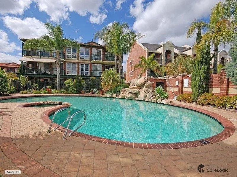 GROUND FLOOR APARTMENT WITH GENEROUS SIZED COURTYARD