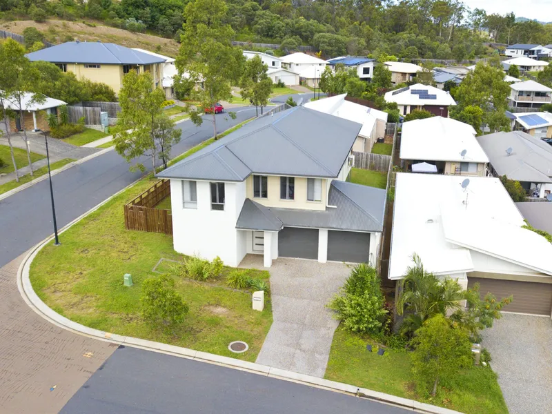 POSITION, LOCATION AND BEAUTIFUL OUTLOOK - ALL IN ONE SPACIOUS HOME!