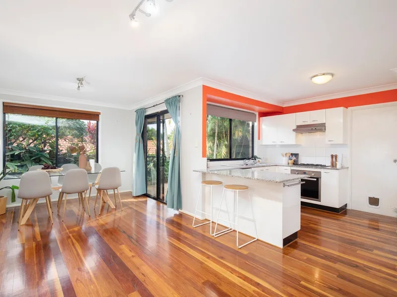 4 bedroom Family Home Moments To The Beach!