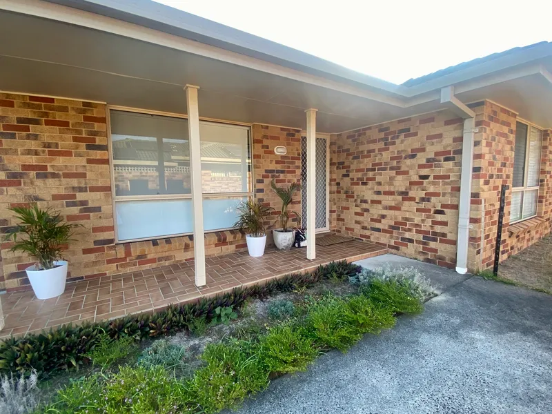 Lowset brick & tile townhouse