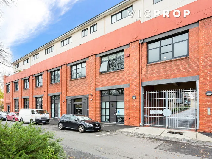 Contemporary Class in Convenient Location