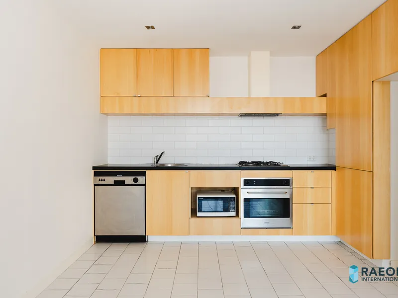 Recently Renovated! Lovely Two Bedrooms apartment with Carparking!