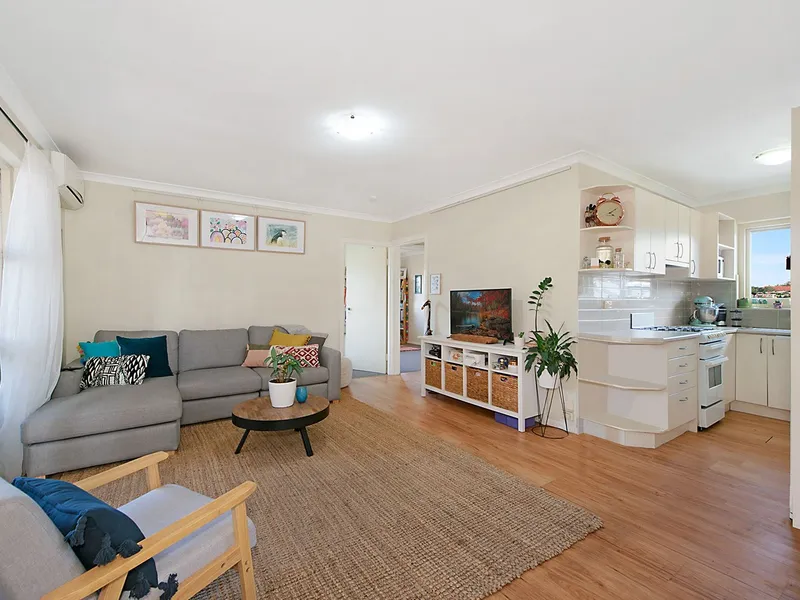 Airy Top Floor Apartment