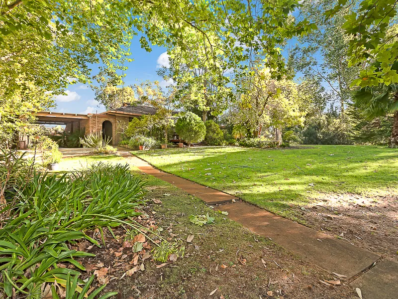 FABULOUS LOCATION Overlooking Brick Kiln Creek - Leafy AND Private!