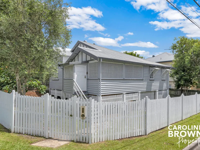 Charming Cottage in Exceptional Location!