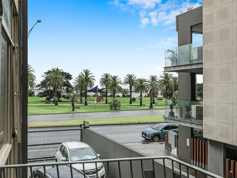 ST KILDA DELIGHT: TWO BEDROOM, SEA VIEWS, CAR SPACE
