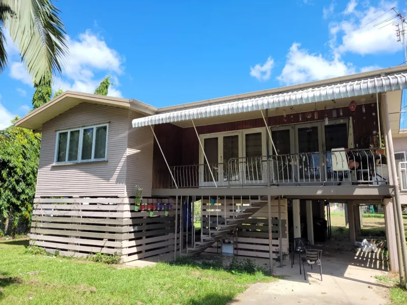 HIGHSET HOME ON 1,014 SQ.M. (OVER 1/4 ACRE) FENCED BLOCK!