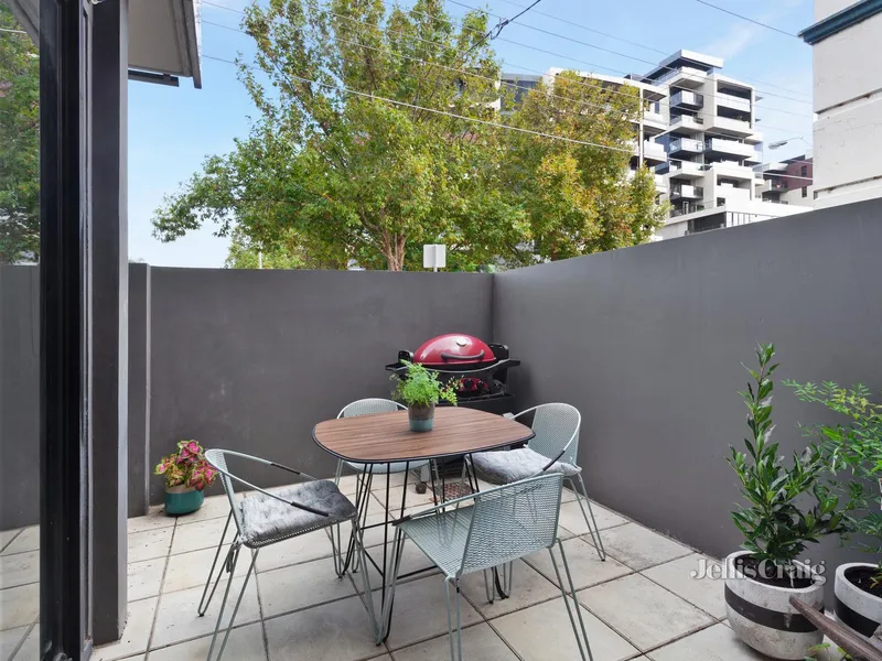 Style and sophistication in elite locale