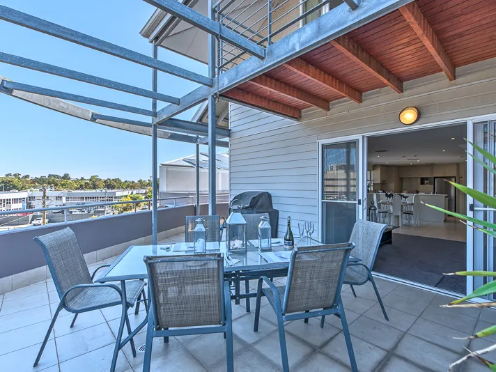 Heart of Leederville - Modern 2 Storey Apartment with outdoor Spa pool 