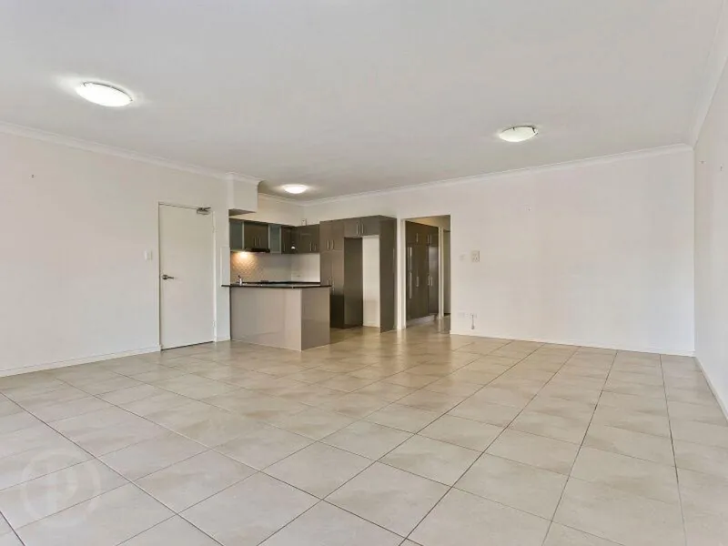 FANTASTIC, MODERN APARTMENT WITH TWO CARSPACES AND POOL - ENTERTAINERS DELIGHT!