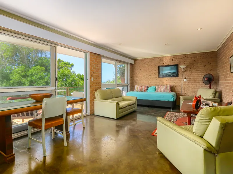 Top floor ocean view apartment in Kingscliff's only beach front Street