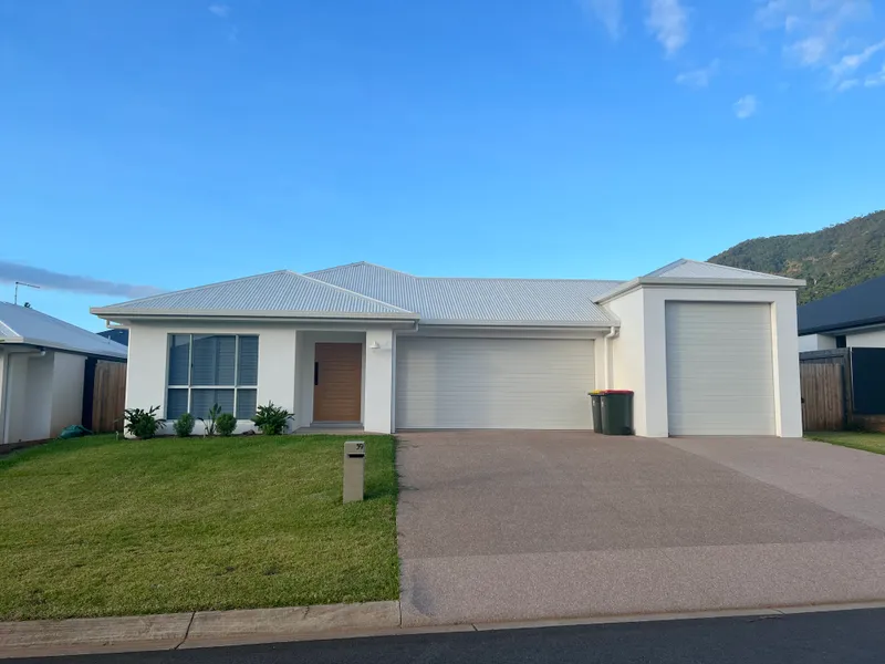 3 BEDROOM 2 BATHROOM + MEDIA ROOM-PET FRIENDLY