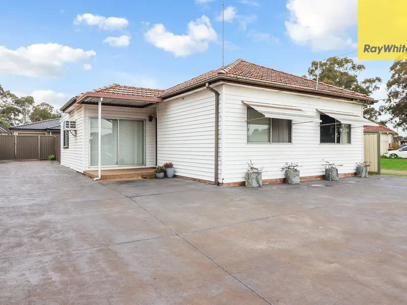 3 BED HOUSE + 2 BEDROOM GRANNYFLAT ON A HUGE 740sqm OF LAND WALK TO TRAIN STATION AND SHOPS