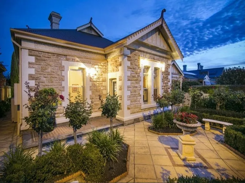 Outstanding Executive Sandstone Villa - Sparkling Swimming Pool - 5 Spacious Bedrooms