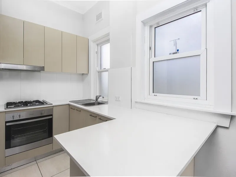 Spacious 2 Bedroom Apartment in Convenient Location!