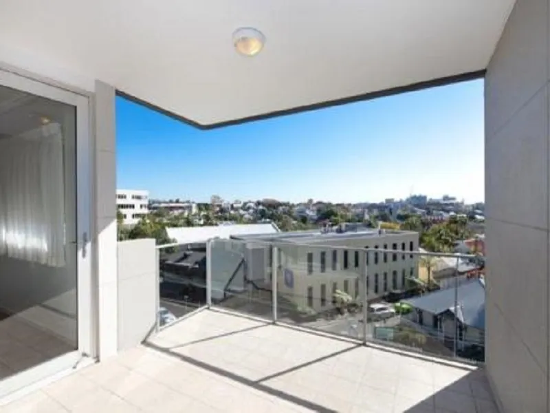 Lovely One Bedroom One Bathroom Apartment Right On The Edge Of The CBD 