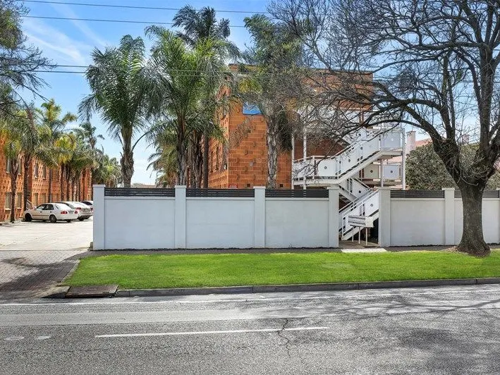 Fully renovated unit, $265pw return - Investors take note!