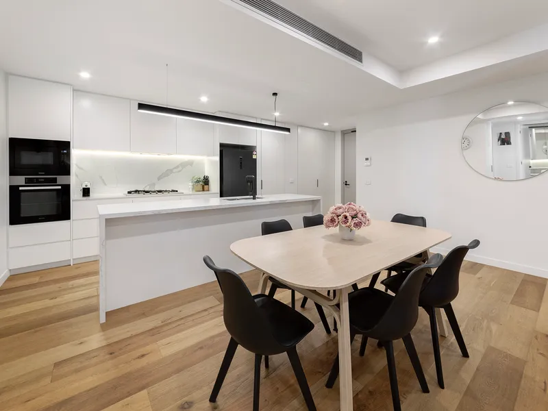 The one you have been waiting for: Spacious 3-Bedroom Groom floor Apartment with massive courtyard