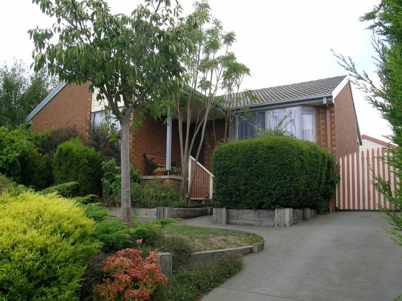 136 Bemersyde Drive, Berwick, Vic 3806 Property Details