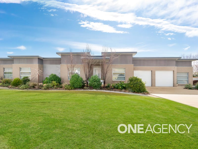 2 Plunkett Drive, Lake Albert, NSW 2650