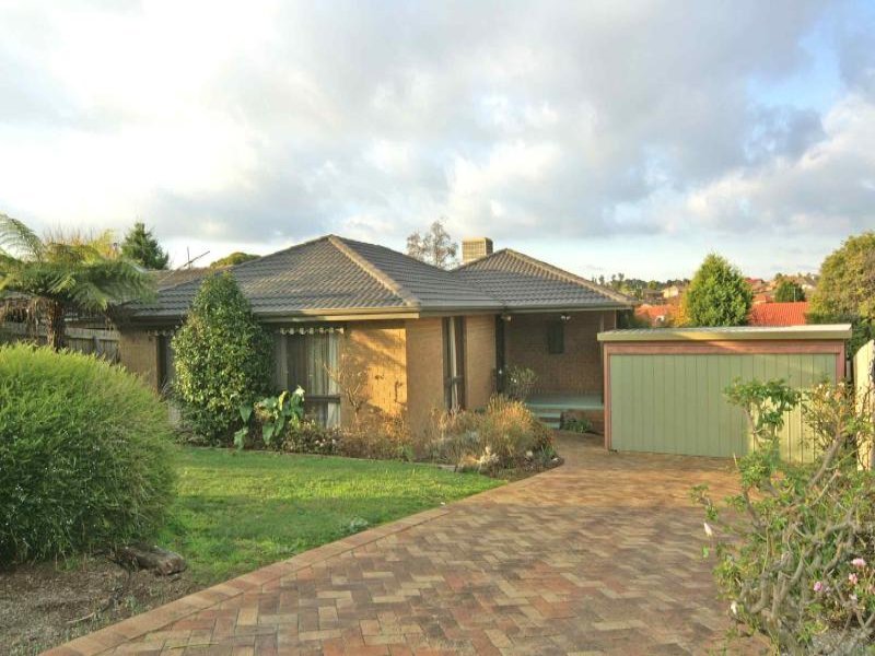 8 Singleton Drive, Endeavour Hills, VIC 3802