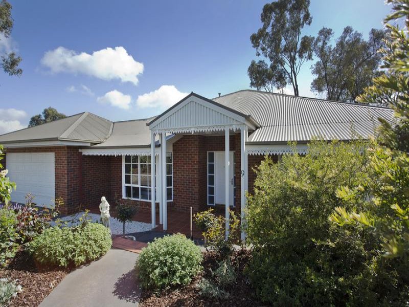 9 Golden Glade, Strathdale, Vic 3550 Property Details