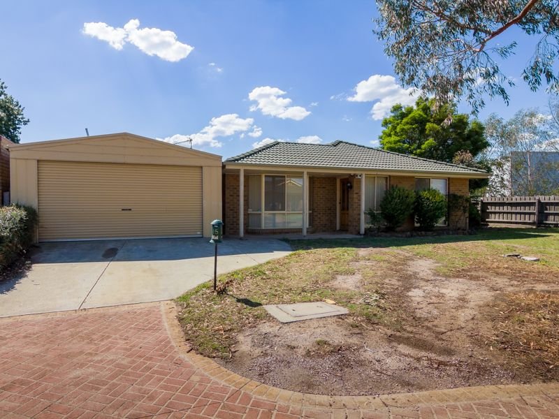 15 Holt Place, Pakenham, Vic 3810 Property Details