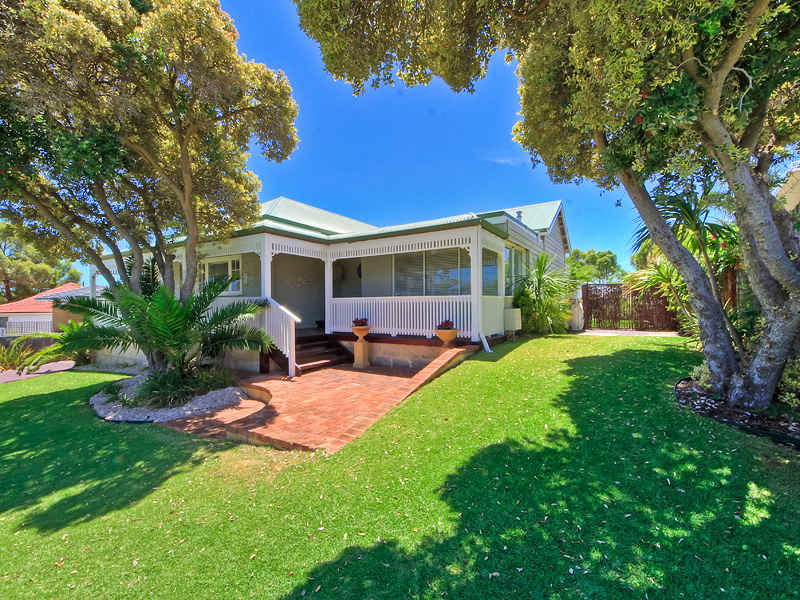 32 Fourth Avenue, Shoalwater, WA 6169 Property Details 32 Fourth Avenue, Shoalwater, WA 6169 Property Details