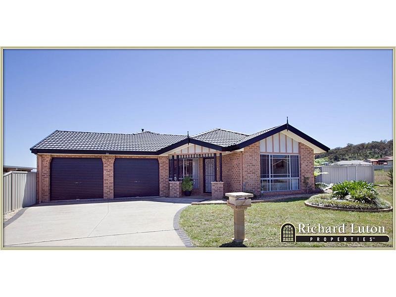 24 Thomas Royal Gardens, Queanbeyan East, NSW 2620