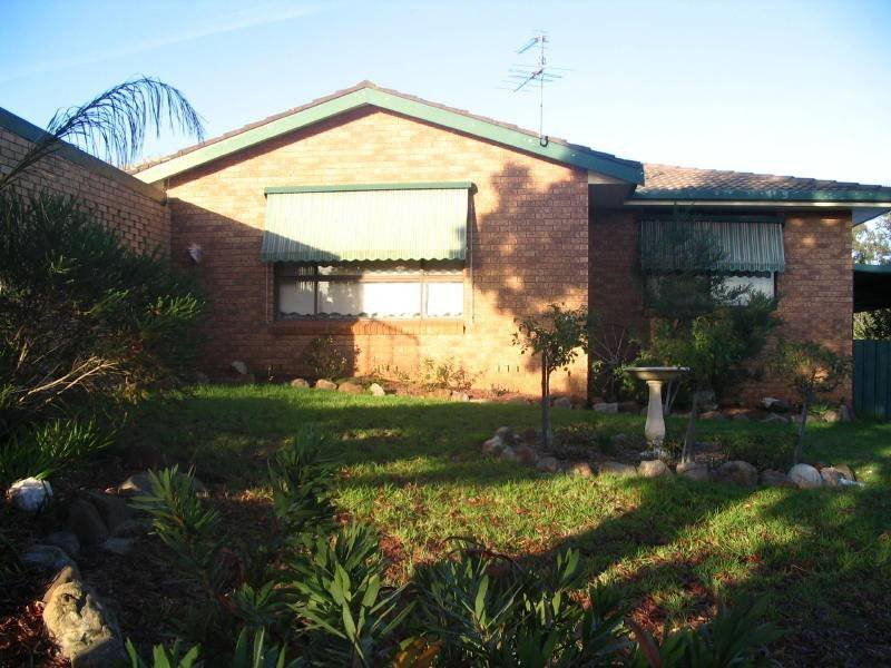10 Crichton Cres, Young, NSW 2594