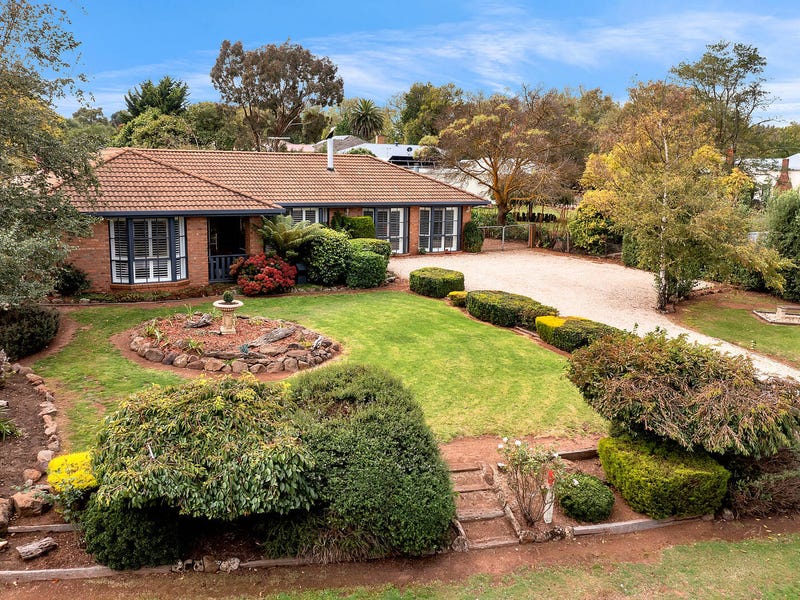 2 Robb Drive, Romsey, Vic 3434 Property Details