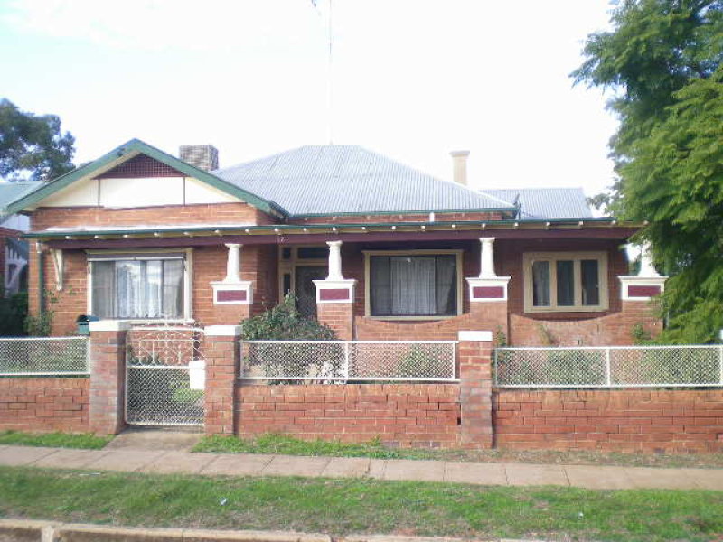 17 Armstrong Street, Parkes, NSW 2870