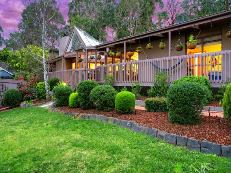 17 Manorwood Place, Mitcham, Vic 3132 Property Details