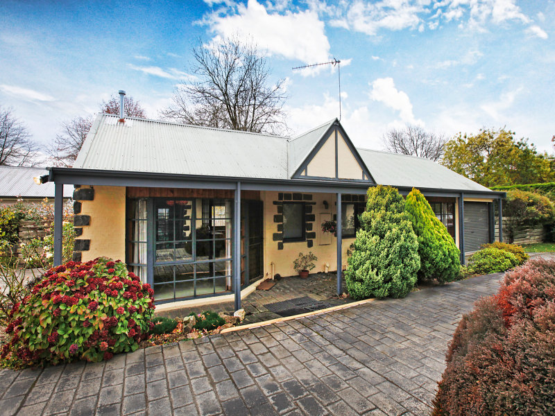 Unit 2/16 Carlisle Street, Woodend, Vic 3442 Property Details