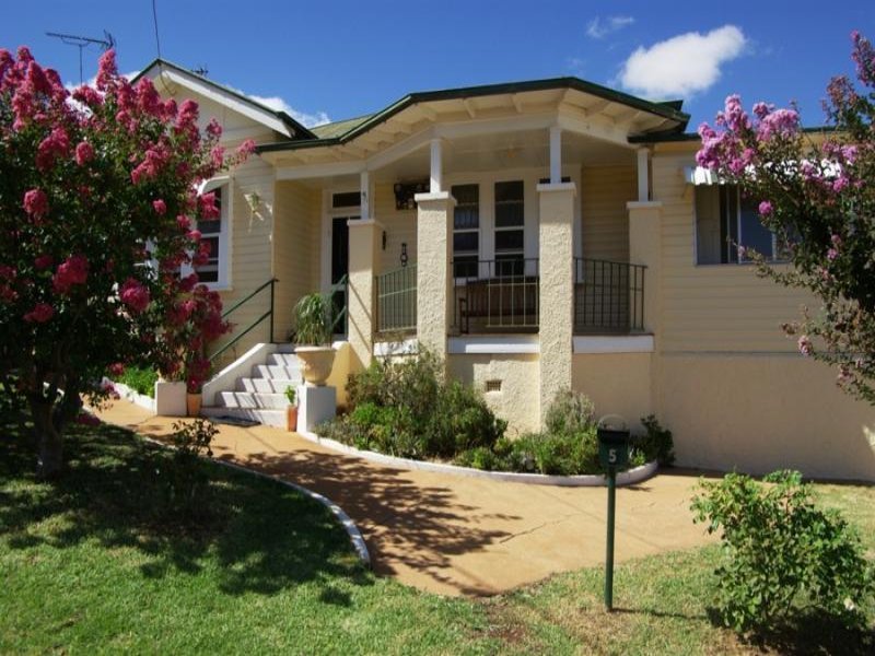 5 Golf Avenue, Junee, NSW 2663