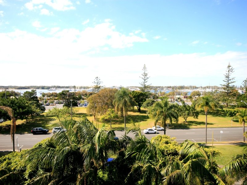 4F, 10 Marine Parade 'Huntington Apartments', Southport, Qld 4215