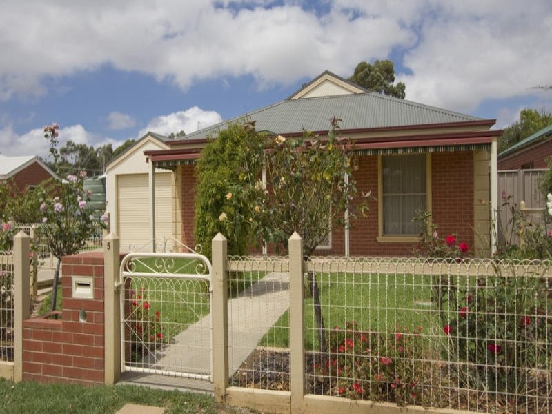 5 Cottage Cres, East Bendigo, VIC 3550
