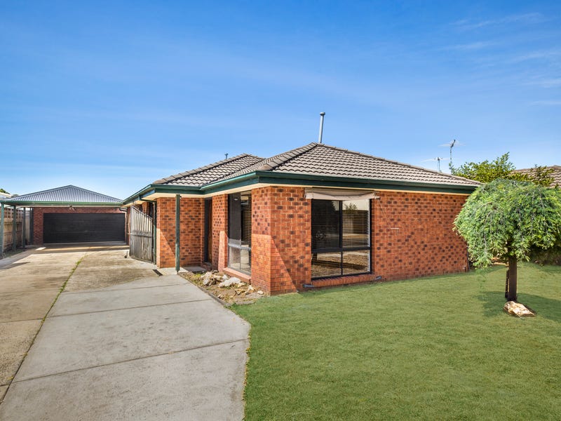 52 Dunbarton Drive, Pakenham, Vic 3810 Property Details