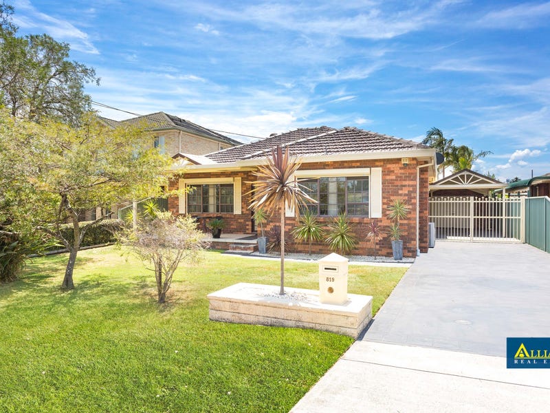 819 Henry Lawson Drive, Picnic Point, NSW 2213