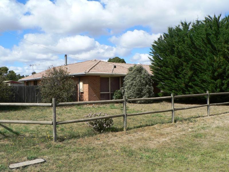 26 White Avenue, Romsey, VIC 3434
