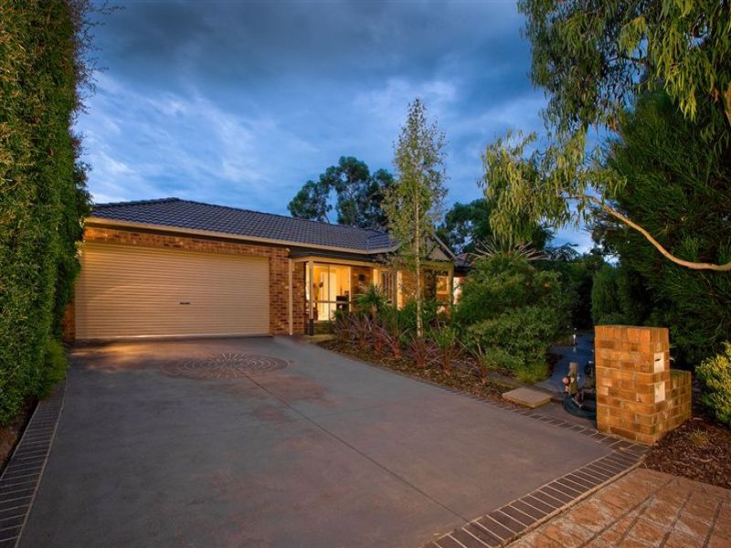 33 Manorwoods Drive, Frankston, Vic 3199 Property Details