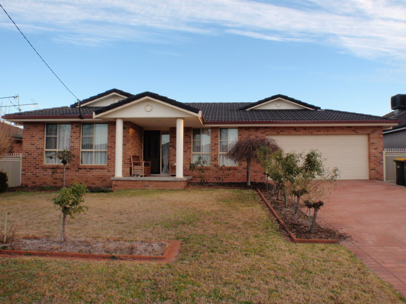 8 WATTLE ST, Kootingal, NSW 2352 Property Details