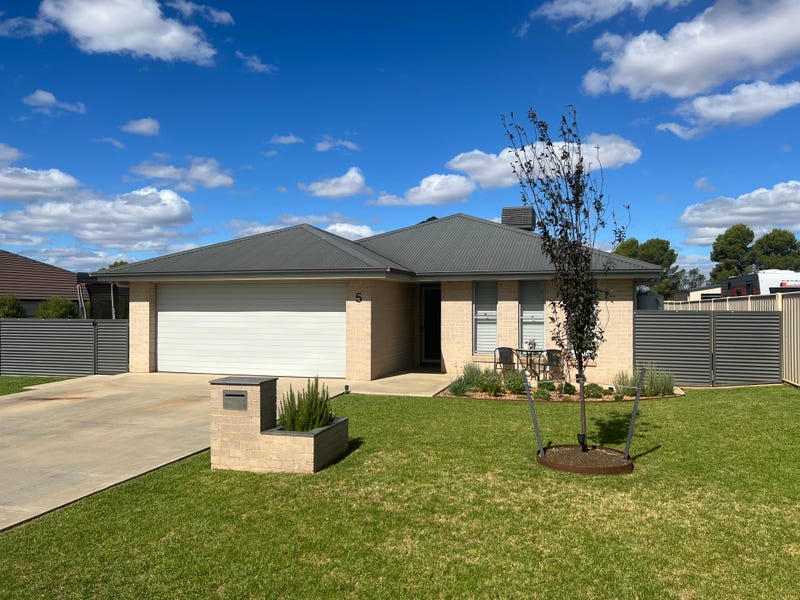 5 Mossgiel Close, Parkes, NSW 2870