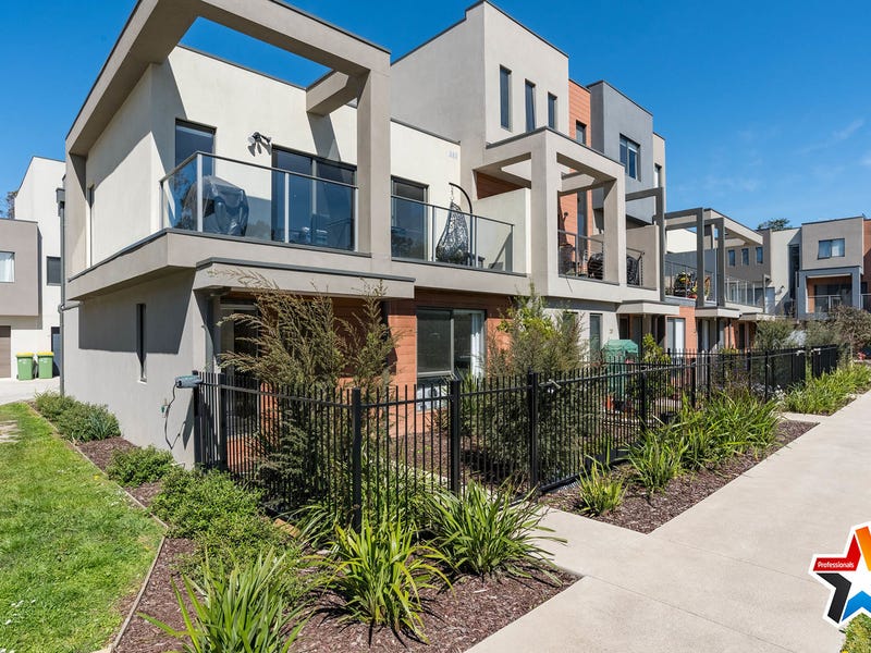 18 Lithgow Way, Mooroolbark, Vic 3138 Property Details