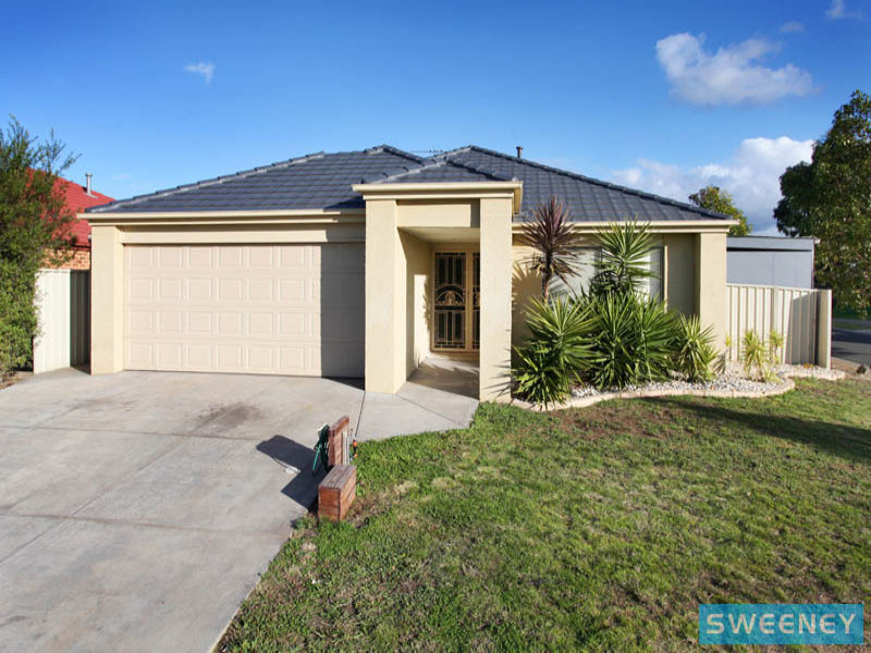 18 Herrington Turn, Caroline Springs, VIC 3023