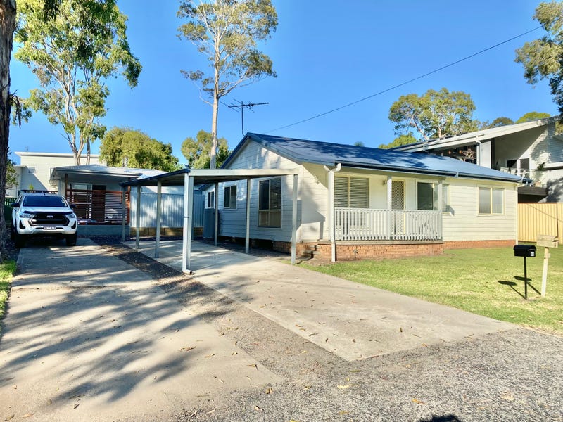 4 Lakeshore Avenue, Kingfisher Shores, NSW 2259