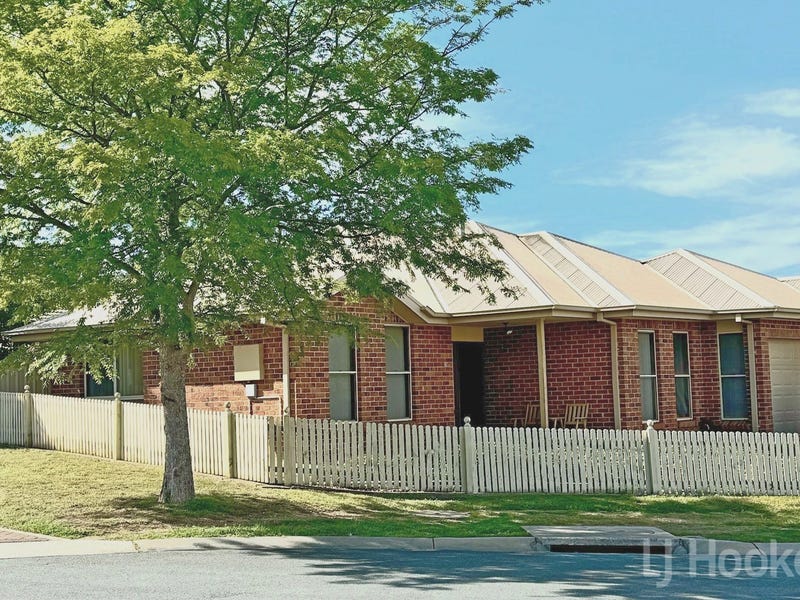 19 Stonehaven Circuit, Queanbeyan, NSW 2620 House for Rent