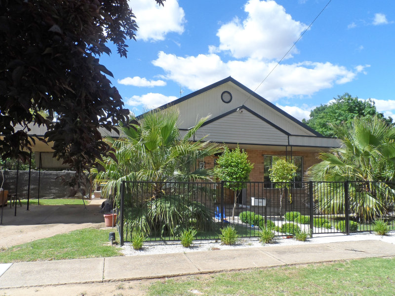 7 Charleville Road, Turvey Park, NSW 2650