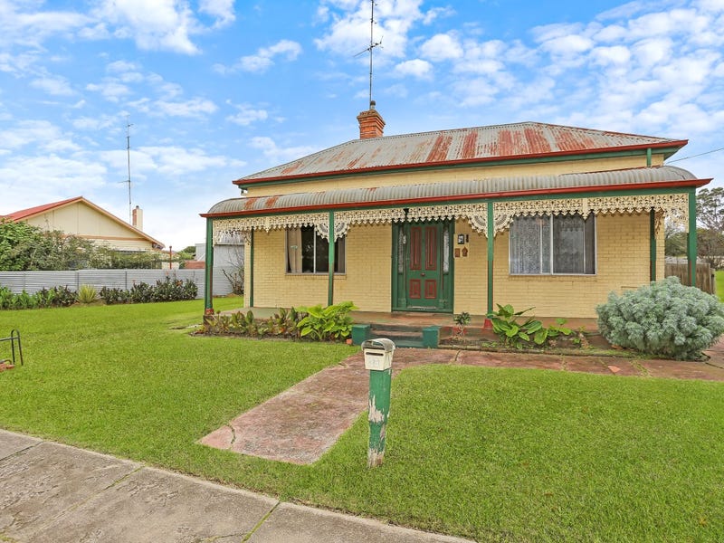 35 Mt Napier Road, Hamilton, VIC 3300